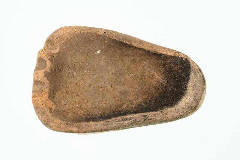 口縁頂部に足型の付く土器